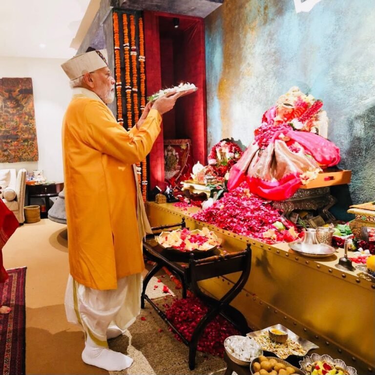 प्रधानमंत्री नरेंद्र मोदी ने केंद्रीय मंत्री पीयूष गोयल के आवास पर भगवान गणपति की पूजा आराधना किये
